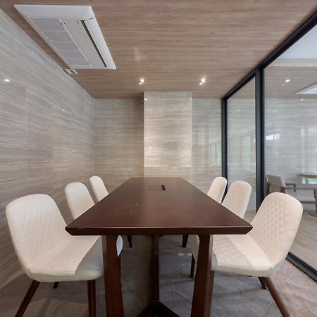 Ramada By Wyndham Bangkok Ten Ekamai Residences Luaran gambar