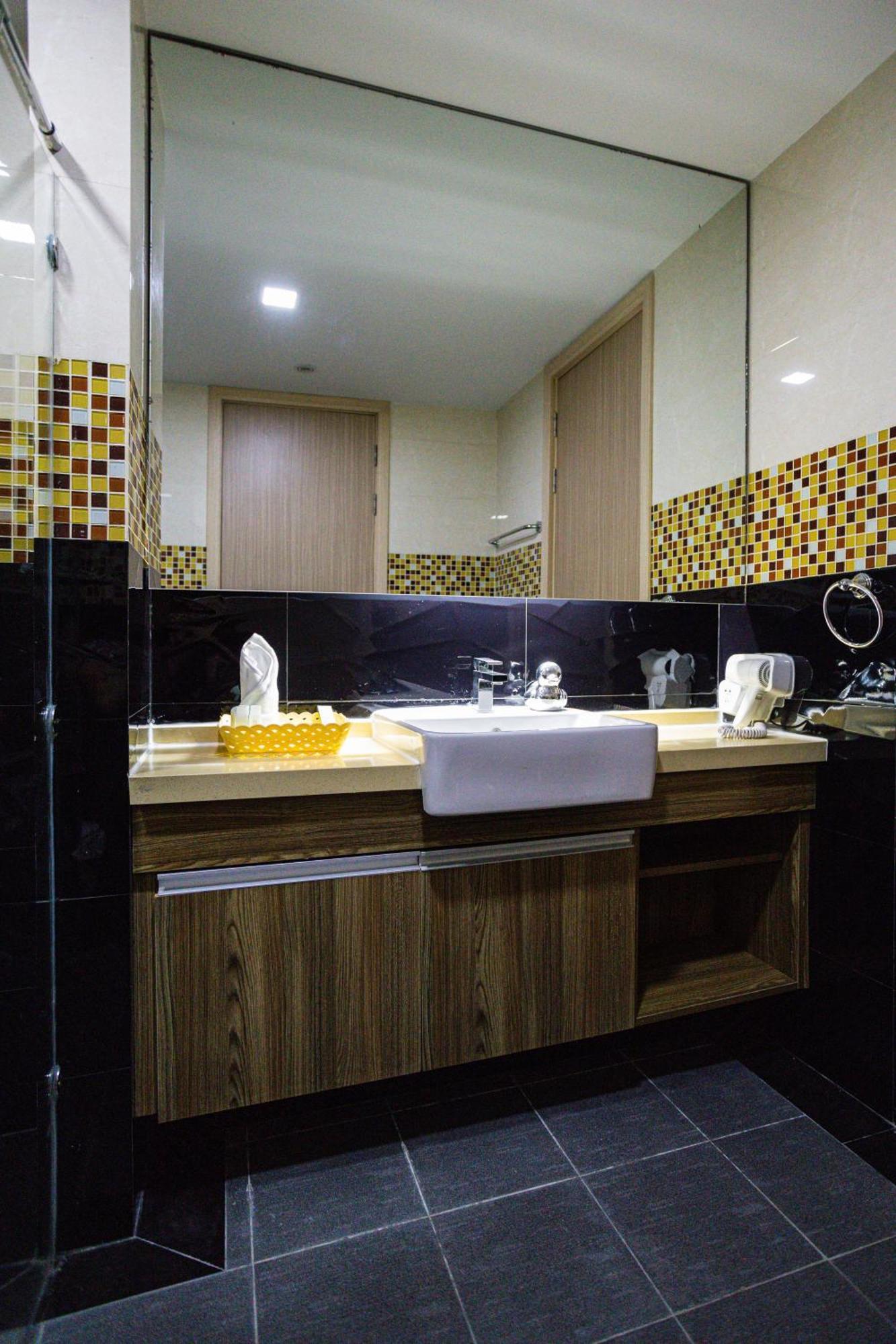 Ramada By Wyndham Bangkok Ten Ekamai Residences Luaran gambar