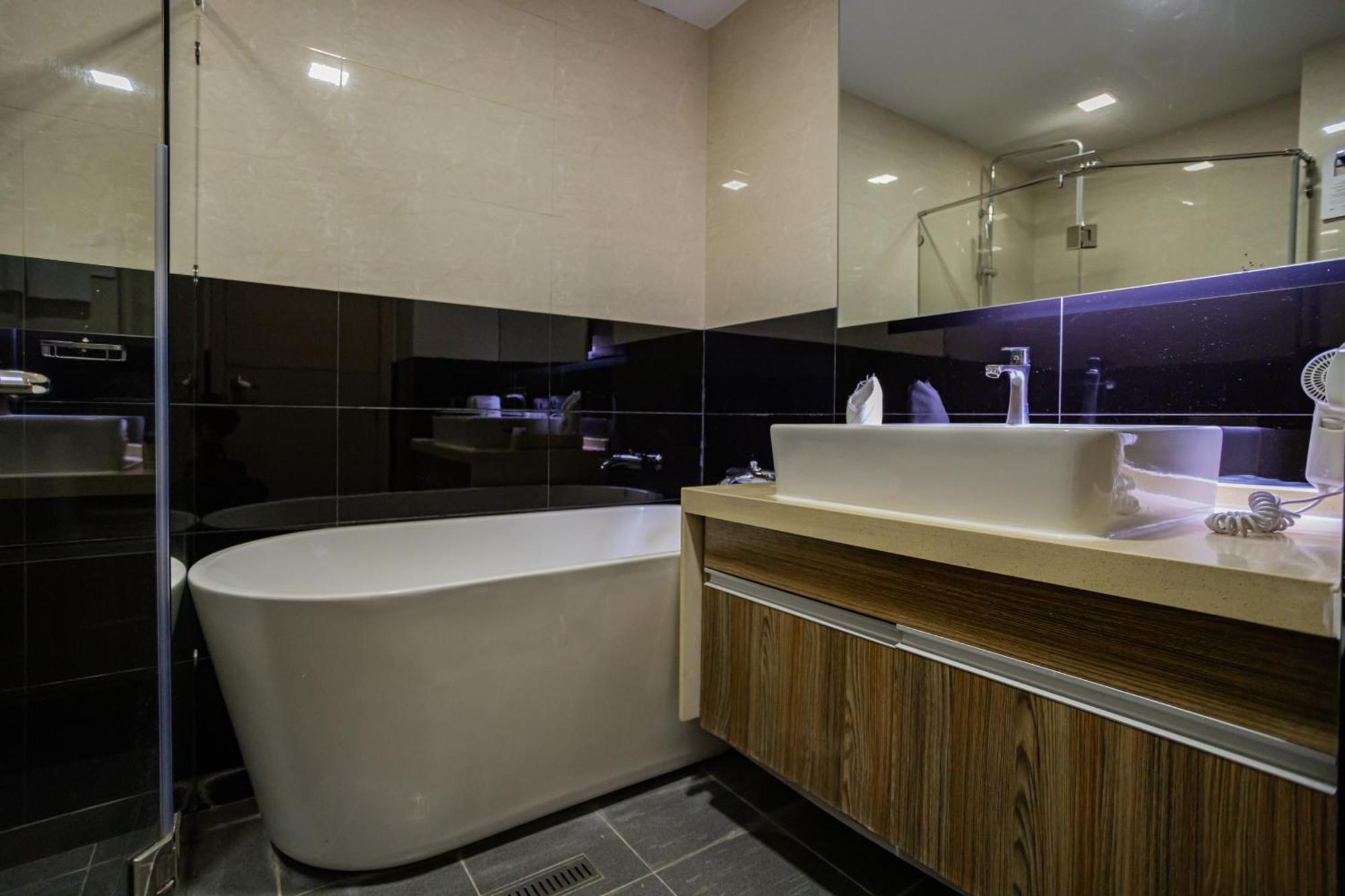 Ramada By Wyndham Bangkok Ten Ekamai Residences Luaran gambar