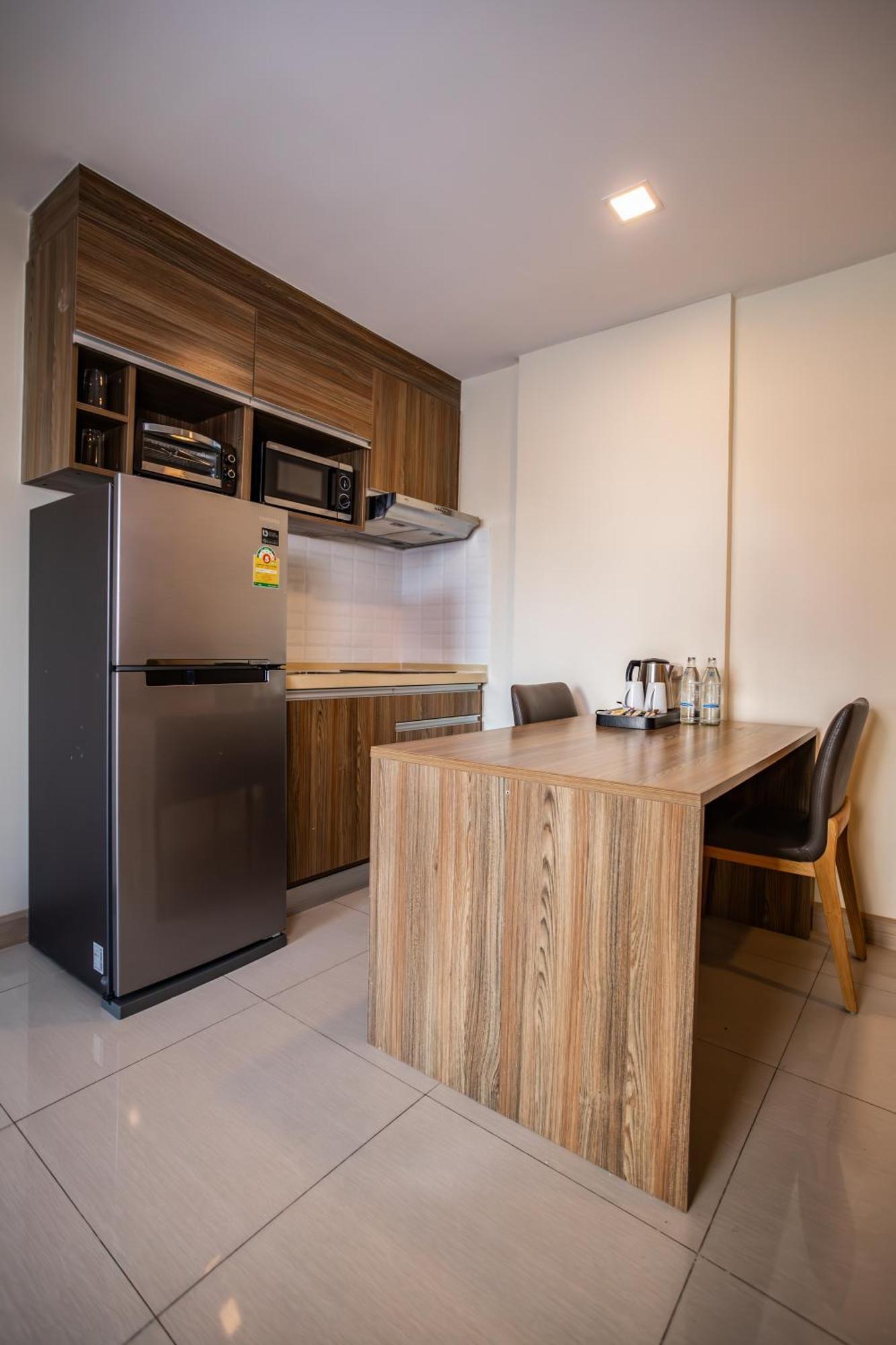 Ramada By Wyndham Bangkok Ten Ekamai Residences Luaran gambar