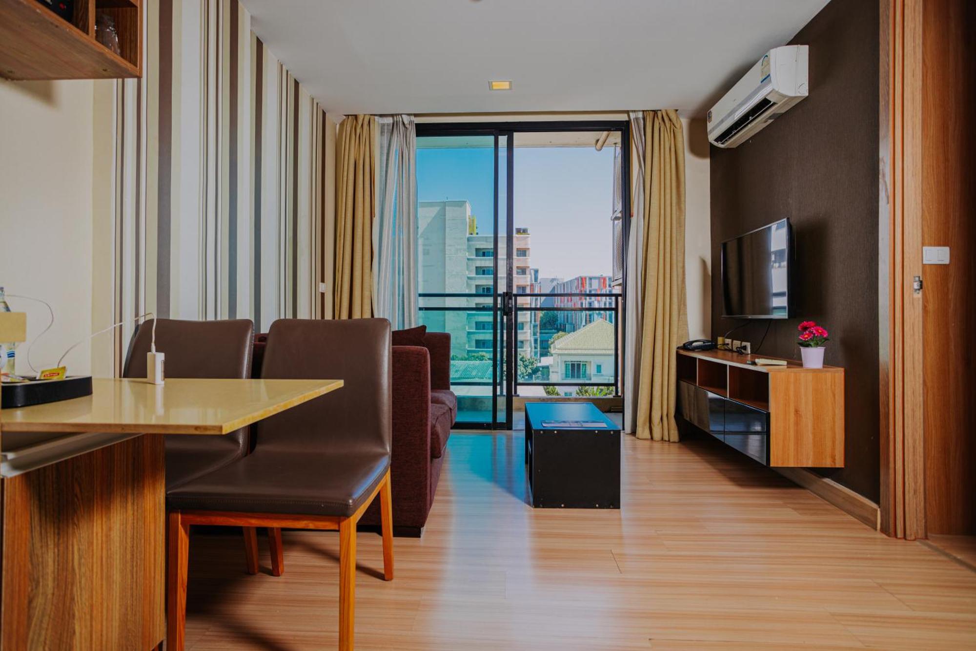 Ramada By Wyndham Bangkok Ten Ekamai Residences Luaran gambar