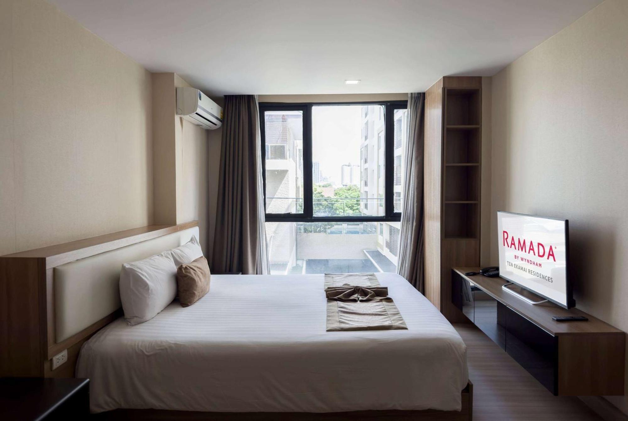 Ramada By Wyndham Bangkok Ten Ekamai Residences Luaran gambar