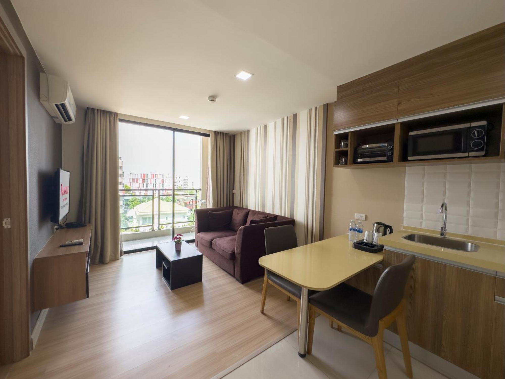 Ramada By Wyndham Bangkok Ten Ekamai Residences Luaran gambar