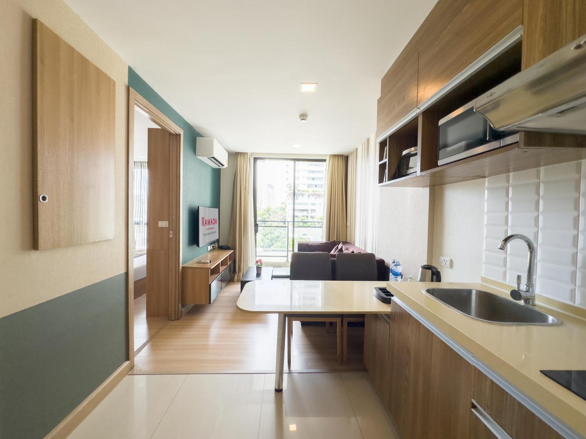 Ramada By Wyndham Bangkok Ten Ekamai Residences Luaran gambar